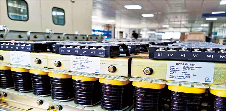 High-quality three-phase dv/dt filter reactor manufacturing line showing clear terminal blocks and product labels.