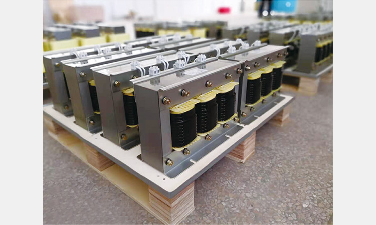 Three-phase iron core dv/dt filter reactor showing robust structural design and high linearity for VFD protection.